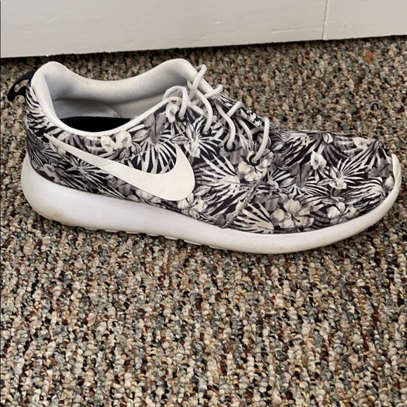 Black and white graphic Nike Roshe - Picture 2 of 6